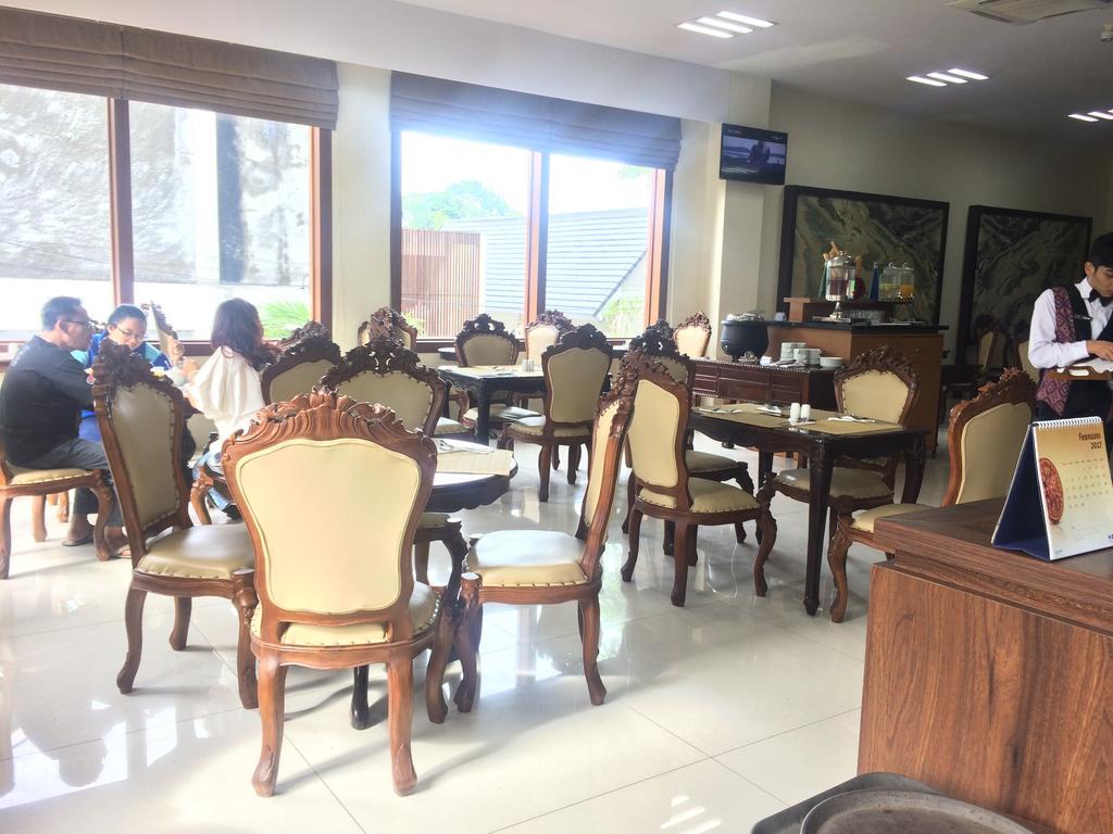 Hotel Safira Magelang Extérieur photo