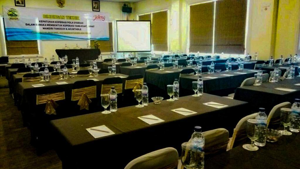 Hotel Safira Magelang Extérieur photo