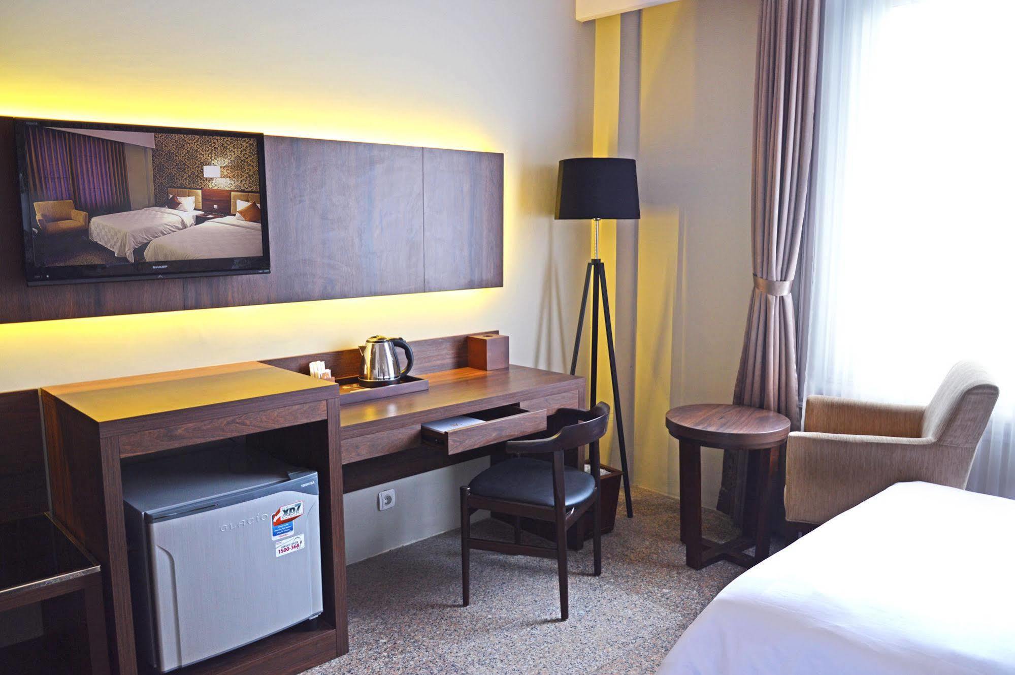 Hotel Safira Magelang Extérieur photo