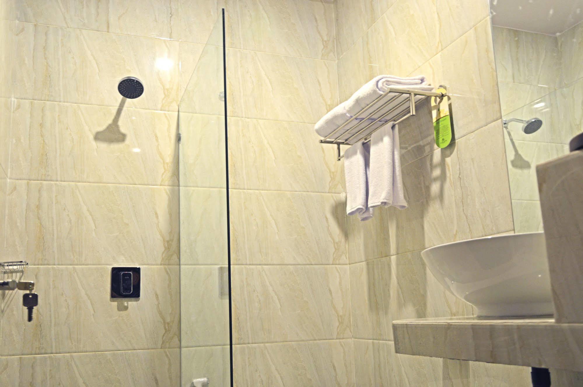 Hotel Safira Magelang Extérieur photo
