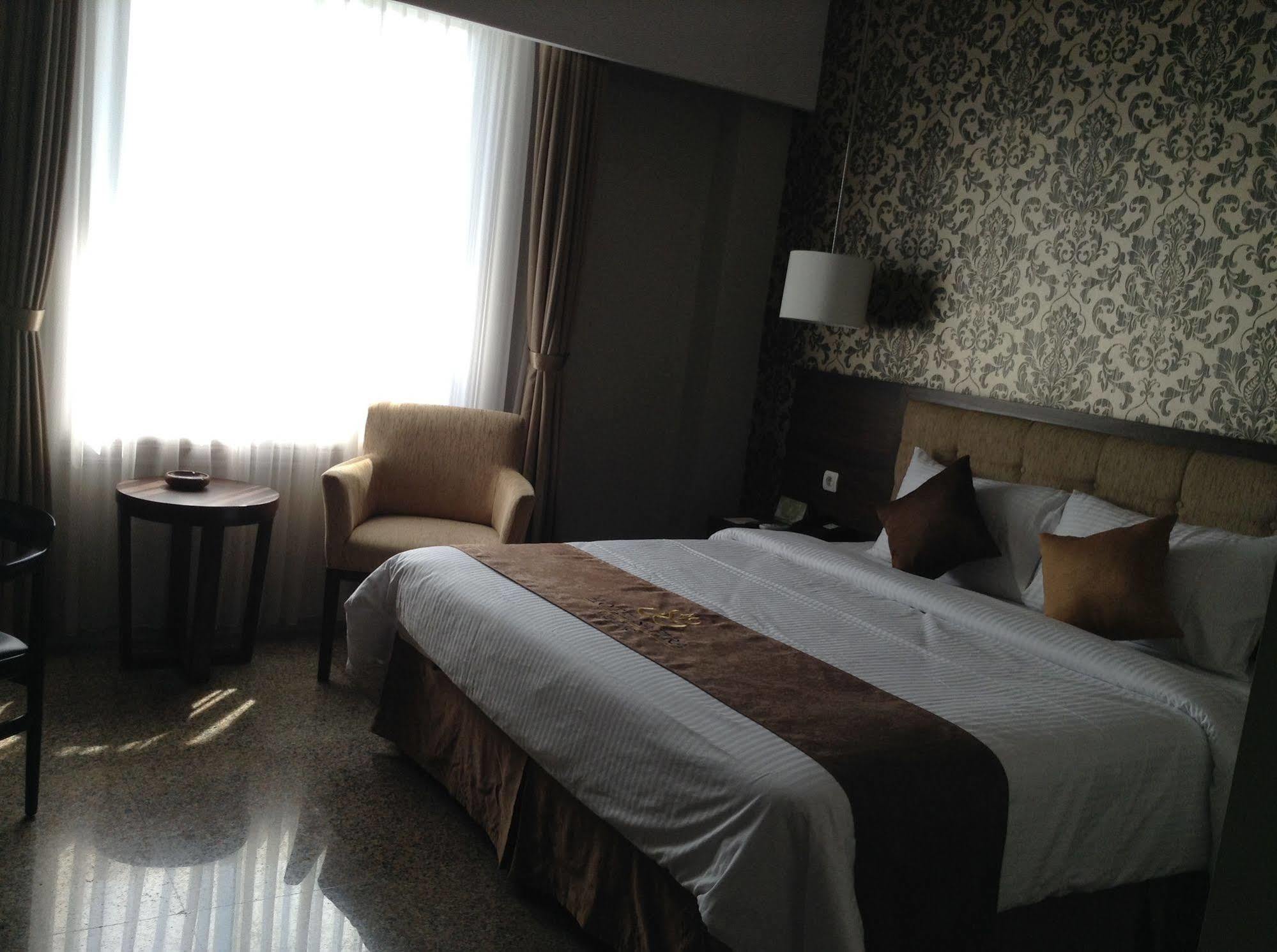 Hotel Safira Magelang Extérieur photo