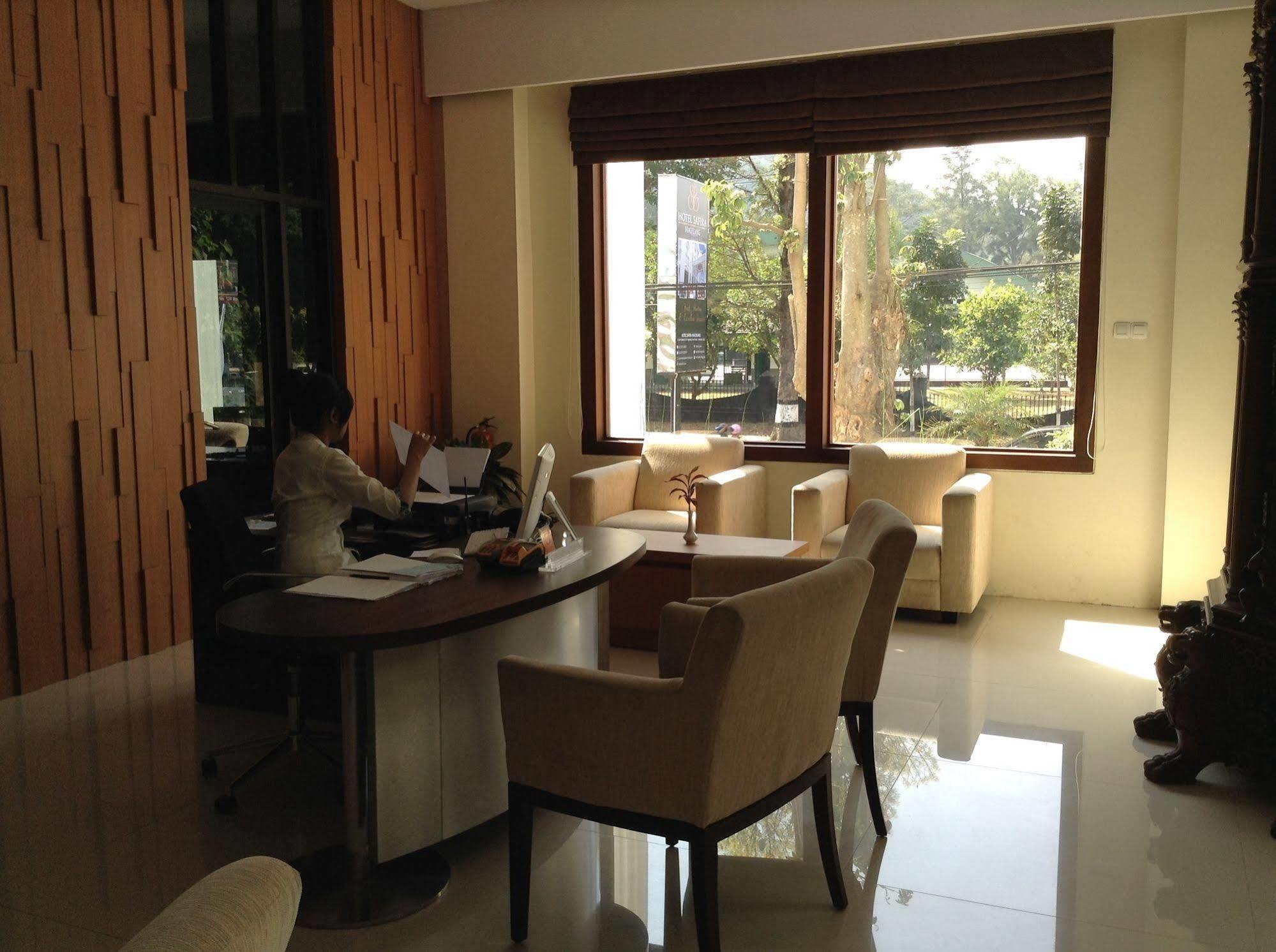 Hotel Safira Magelang Extérieur photo